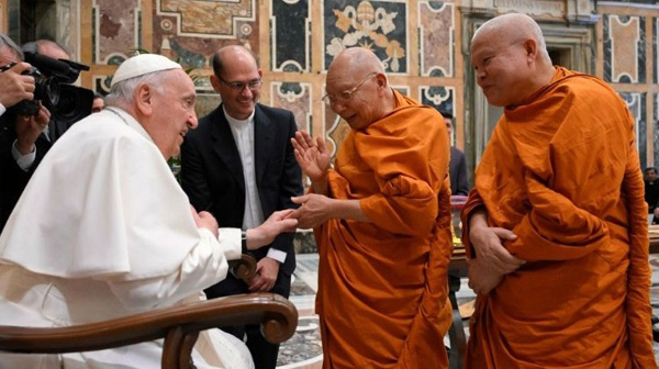 Francis receives Buddhists at Vatican 2