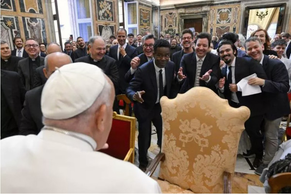 Pope with cartoonists 1