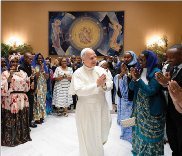 Leo XIV haciendo namaste