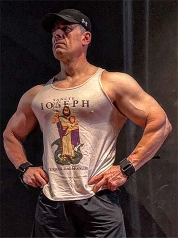 sacerdote musculoso
